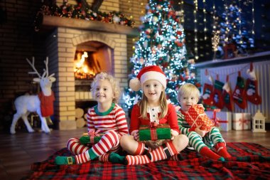 Noel ağacı, çocuk. Şömine Xmas üzerinde çocuklar