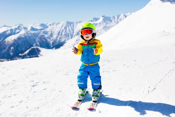 雪の冬のスポーツを子供たちには。子供をスキーします。家族スキー. — ストック写真