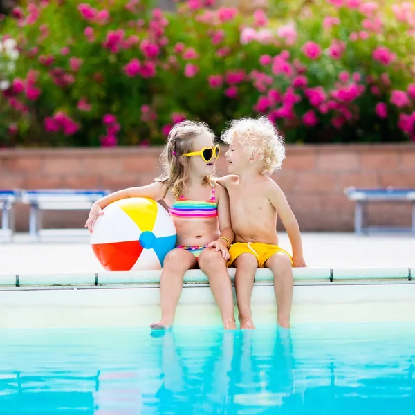 Τα παιδιά που παίζουν στην εξωτερική πισίνα — Φωτογραφία Αρχείου