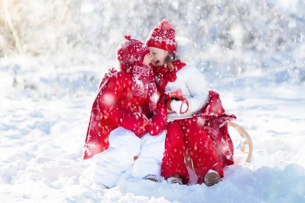 Crianças a passear na floresta de Inverno. Crianças bebem cacau quente na neve — Fotografia de Stock