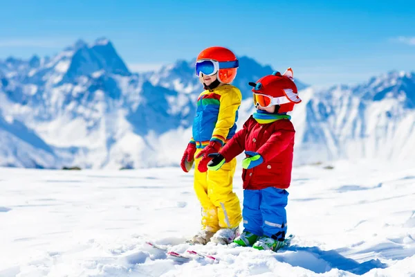 Ski en sneeuw Winterpret voor kinderen. Kinderen skiën. — Stockfoto