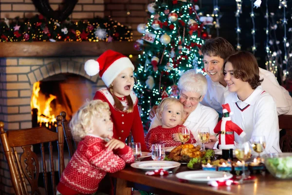 Weihnachtsessen. Familie mit Kindern am Weihnachtsbaum. — Stockfoto