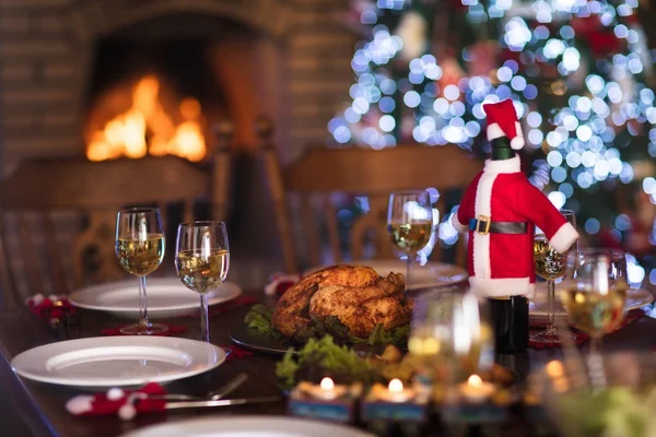 Cena de Navidad en la chimenea y árbol de Navidad . —  Fotos de Stock