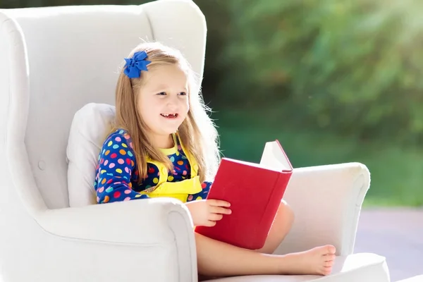 Dziecko czytania książki. Czytanie książek dla dzieci. — Zdjęcie stockowe