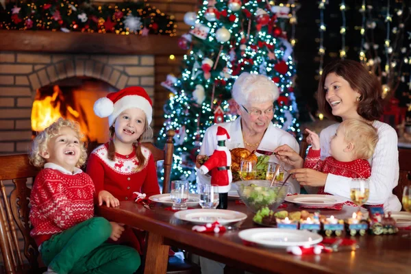 Weihnachtsessen. Familie mit Kindern am Weihnachtsbaum. — Stockfoto