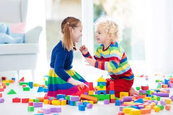 Kinderen spelen met blokken. Speelgoed voor kinderen. — Stockfoto