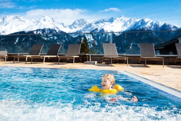 Το παιδί στην εξωτερική πισίνα του αλπικού resort — Φωτογραφία Αρχείου