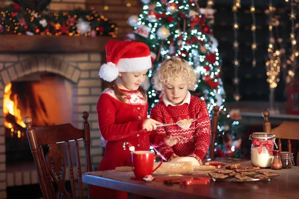 Niño horneando galletas de Navidad. Los niños hornear para Navidad — Foto de Stock