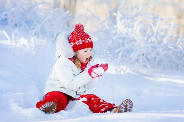 Child playing with snow in winter. Kids outdoors. — Stock Photo, Image