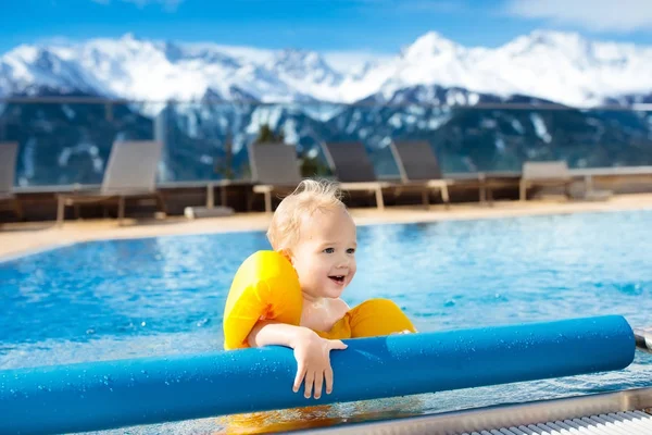 Enfant dans la piscine extérieure de la station alpine — Photo