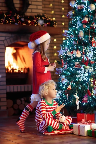 Enfant au sapin de Noël. Enfants à la cheminée à Noël — Photo