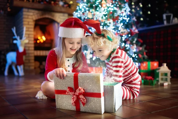 Niño en el árbol de Navidad. Niños en la chimenea en Navidad —  Fotos de Stock