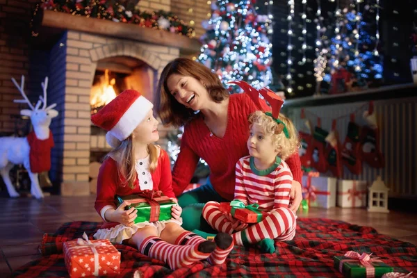 クリスマス ツリーと暖炉で子供と家族. — ストック写真