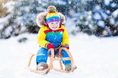 Çocuk kızağı binmek. Kızakla çocuk. Kızak ile çocuk