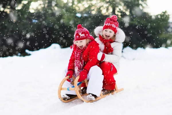 Bambini in slitta. Slitta per bambini. Neve invernale divertente . — Foto Stock