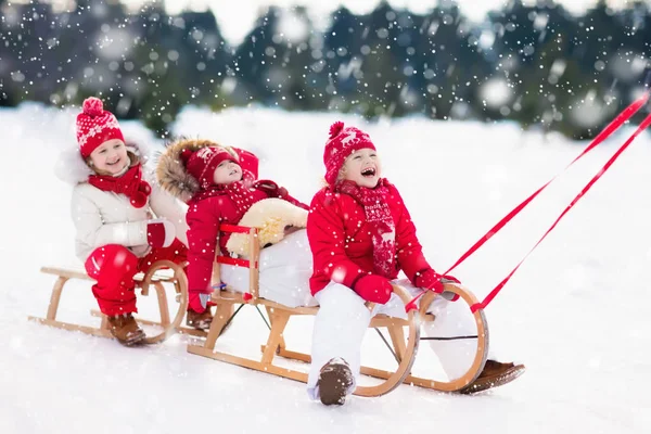 Bambini in slitta. Slitta per bambini. Neve invernale divertente . — Foto Stock