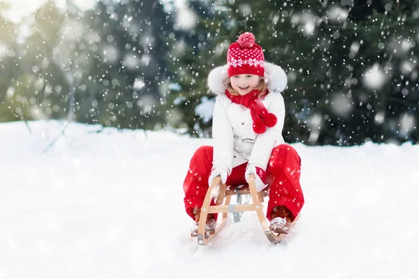 Du traîneau pour enfants. Enfant avec traîneau. Amusement de neige hiver . — Photo