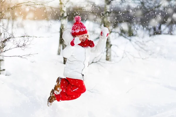 Enfant jouant avec la neige en hiver. Enfants en plein air . — Photo