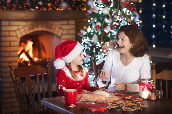 Rodina, pečení na Vánoce. Matka a dítě Pečeme. — Stock fotografie