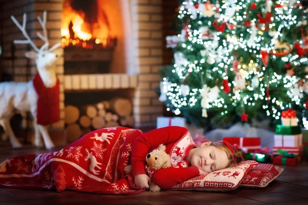 Niño en el árbol de Navidad. Niño en la chimenea en Navidad —  Fotos de Stock