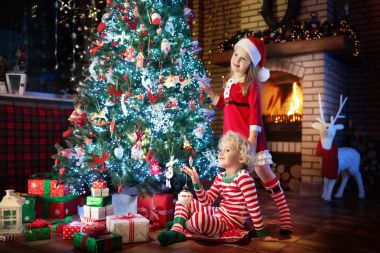 Noel ağacı, çocuk. Şömine Xmas üzerinde çocuklar