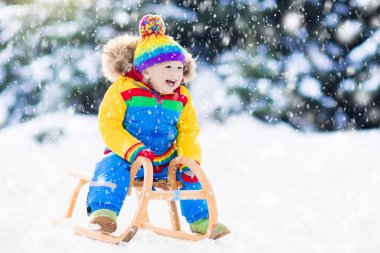 Çocuk kızağı binmek. Kızakla çocuk. Kızak ile çocuk