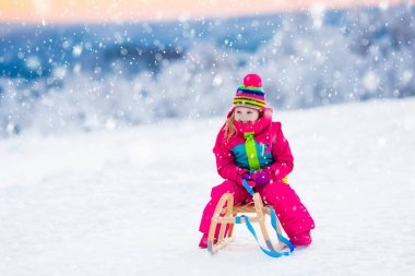 Kış park kızakta karda oynayan çocuk