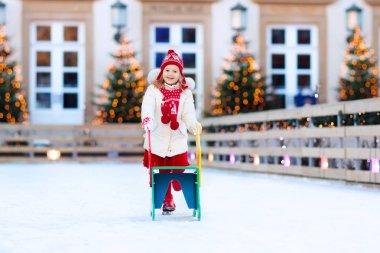 Çocukların buz pateni kış aylarında. Buz pateni çocuk için.