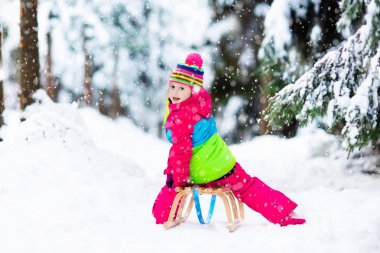 Kış park kızakta karda oynayan çocuk