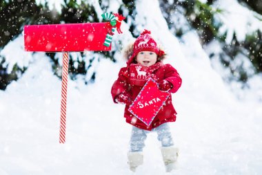 Çocuk ile Noel babaya mektup vasıl Noel posta kutusu karda