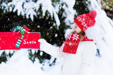 Çocuk ile Noel babaya mektup vasıl Noel posta kutusu karda