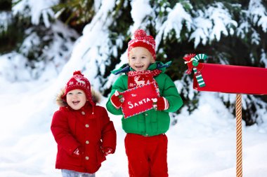 Çocuk ile Noel babaya mektup vasıl Noel posta kutusu karda