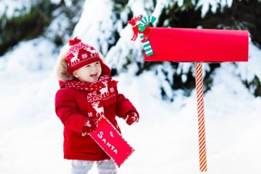 Çocuk ile Noel babaya mektup vasıl Noel posta kutusu karda