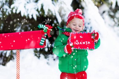 Çocuk ile Noel babaya mektup vasıl Noel posta kutusu karda