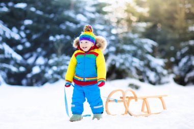 Çocuk kızağı binmek. Kızakla çocuk. Kızak ile çocuk