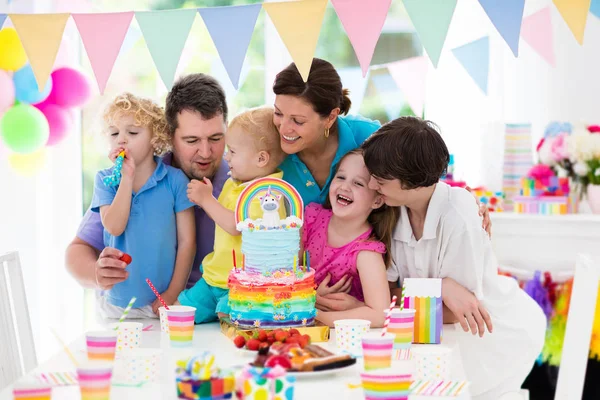 Fiesta de cumpleaños de niños. Celebración familiar con pastel . —  Fotos de Stock