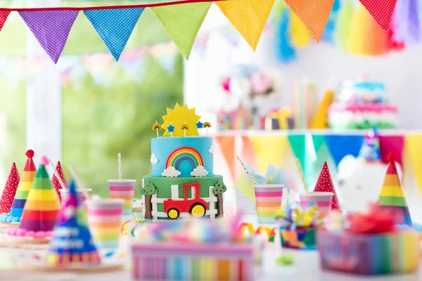 Compleanno. Torta per bambini piccoli. Festa per bambini . — Foto Stock