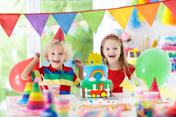 子供たちのパーティー。子供のためのキャンドルで誕生日ケーキ. — ストック写真