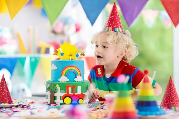 Fiesta de cumpleaños de niños. Niño soplando la vela de pastel — Foto de Stock