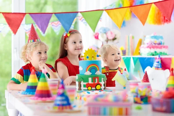 키즈 파티입니다. 아이 위한 초 생일 케이크. — 스톡 사진