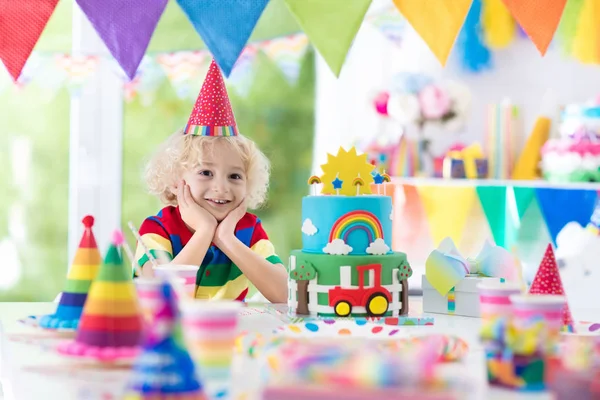 Fiesta de cumpleaños de niños. Niño soplando la vela de pastel —  Fotos de Stock