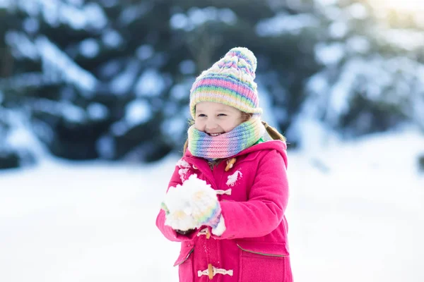 Lapsi leikkii lumella talvella. Lapset ulkona . — kuvapankkivalokuva