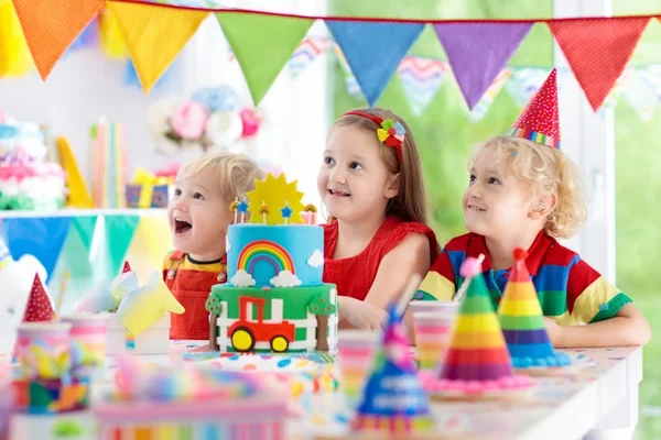 Kinderparty. Geburtstagstorte mit Kerzen für Kind. — Stockfoto