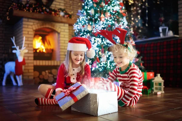 Barn på julgran. Barnen på öppen spis på Xmas — Stockfoto