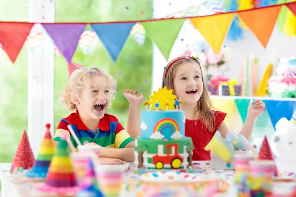 Çocuklar parti. Doğum günü pastası mumlar için çocuk ile. — Stok fotoğraf