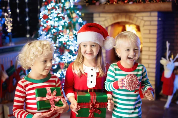 Enfant au sapin de Noël. Enfants à la cheminée à Noël — Photo