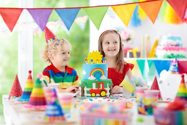 Çocuklar parti. Doğum günü pastası mumlar için çocuk ile. — Stok fotoğraf