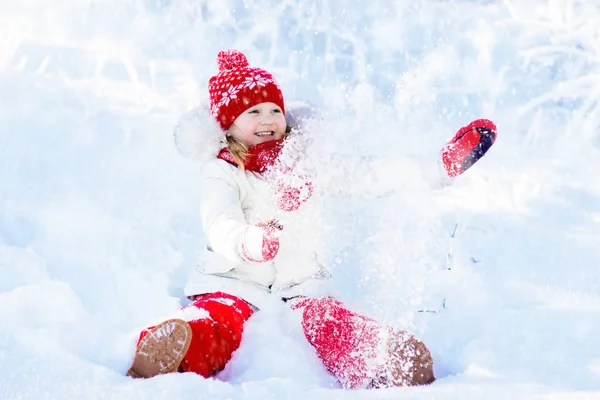 Dítě hrající se sněhem v zimě. Děti venku. — Stock fotografie