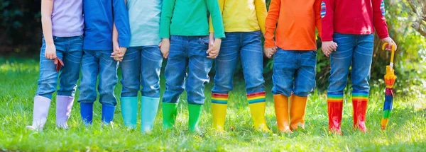 Kinder in Regenstiefeln. Schuhe für Kinder. — Stockfoto