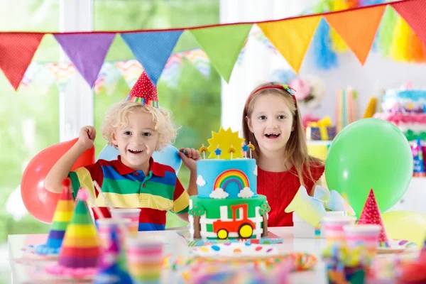子供たちのパーティー。子供のためのキャンドルで誕生日ケーキ. — ストック写真